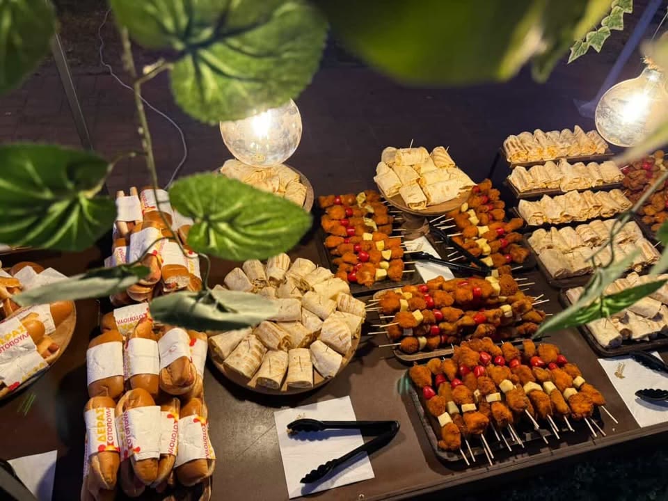 Catering Δέρας — μπουφές με σουβλάκια και κοτομπουκιές σε εκδήλωση